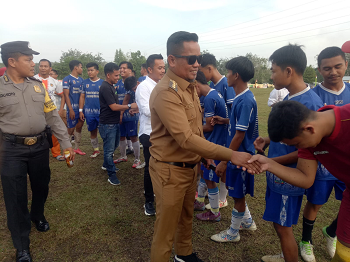 Bupati Pelalawan Zukri Serahkan Piala Camat CUP III Kepada Sinpang Beringi FC